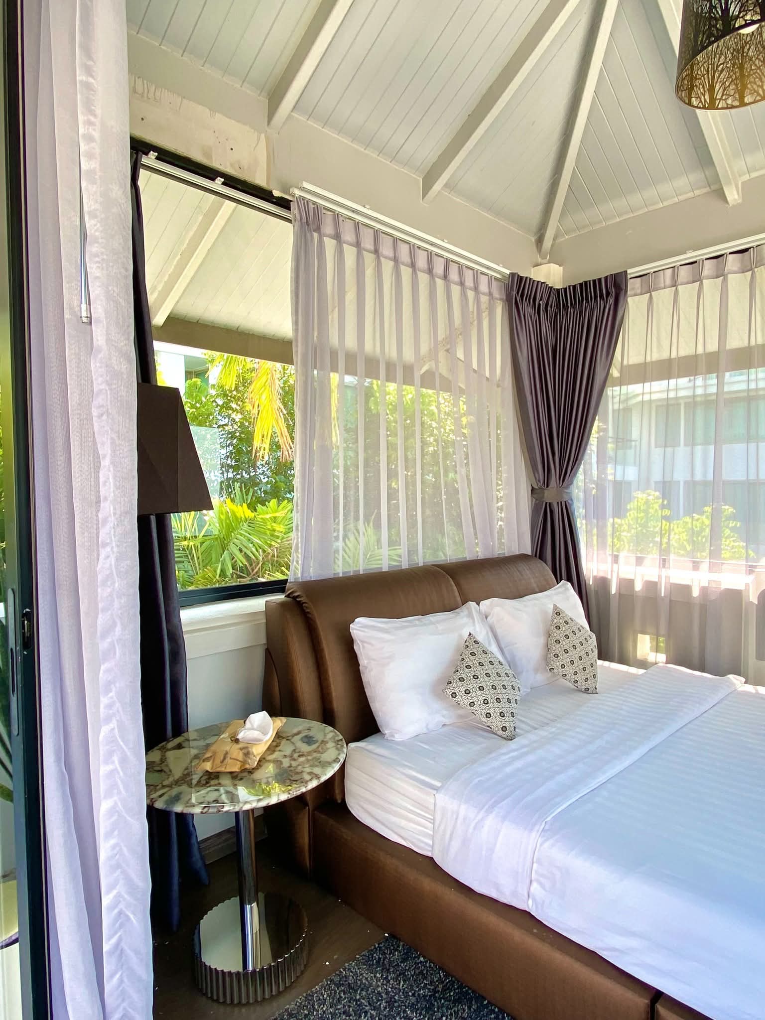 Room Type & Size: 4